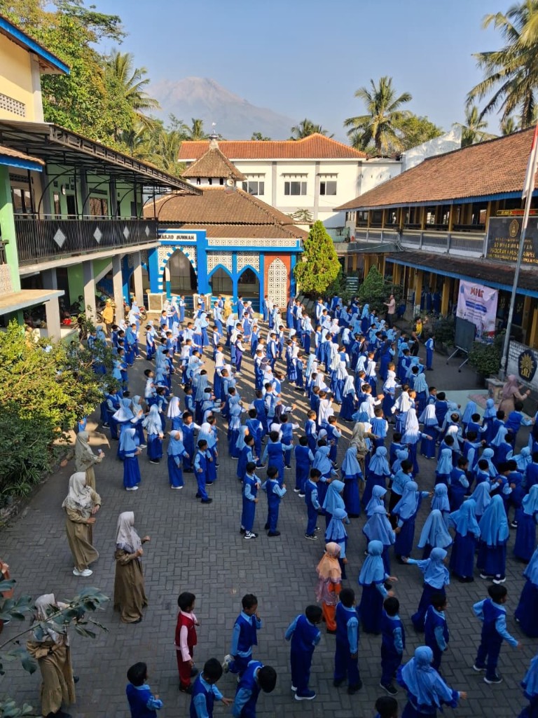 Halaman Sekolah & Masjid Junnah
